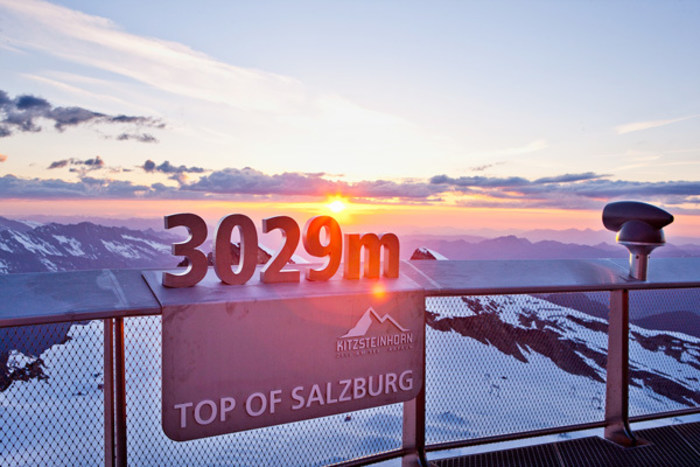 Blick vom schneebedeckten Berg Kitzsteinhorn auf 3029 Metern Höhe ins Abendrot