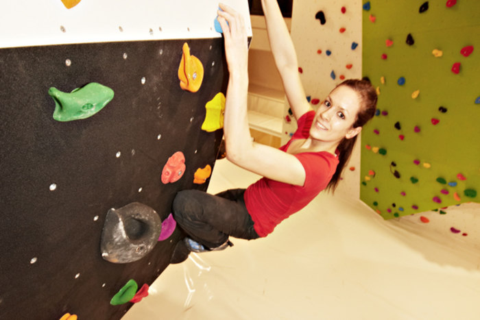 Eine Jugendliche an der Kletterwand im Jugendhotel Club Kitzsteinhorn in Zell am See