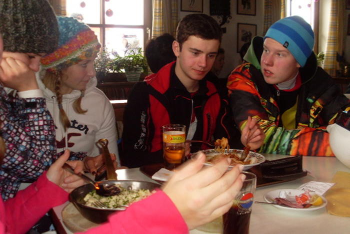Jugendliche beim gemeinsamen Essen in Österreich