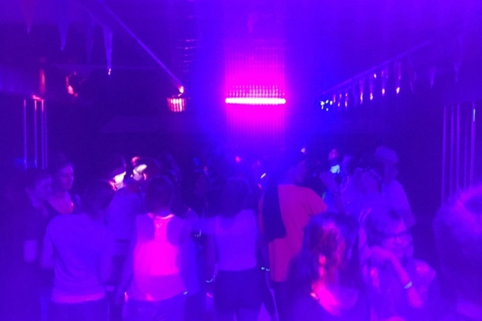 Jugendliche tanzen beim Diskoabend in Zell am See