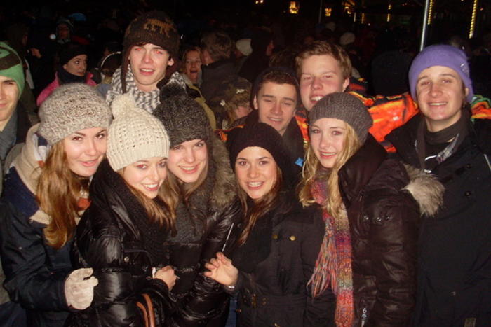 Jugendliche feiern Party in Zell am See