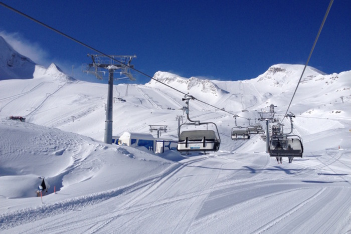 Ein Lift befördert Skifahrer im Salzburger Alpenland zur Pistenabfahrt hinauf