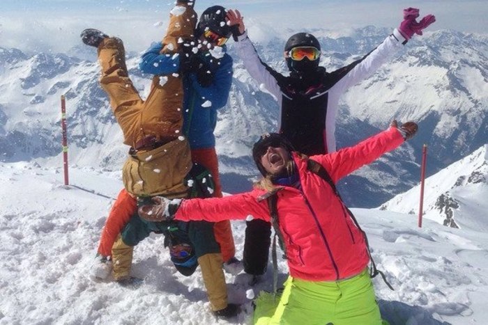 Un groupe de jeune prend une photo marrante lors d'une colonie ski Alpes