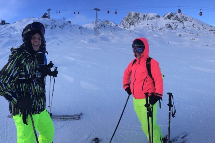 Deux jeunes en tenues fluo sont en colonie ski Alpes