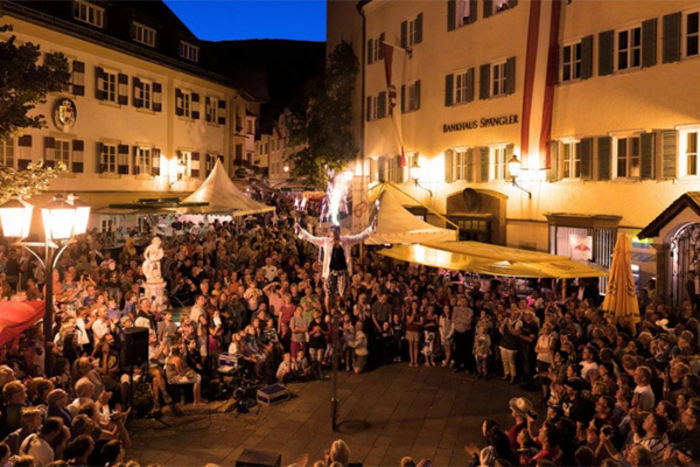 Abendliches Stadtfest im sommerlichen Zell am See