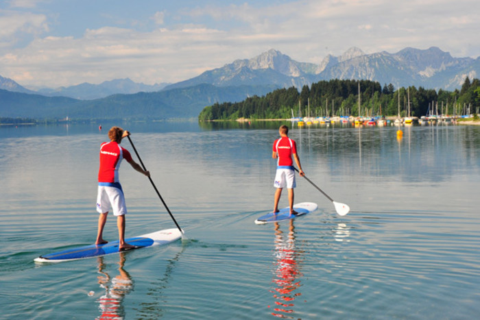 Zwei Jugendliche beim Stehpaddeln auf dem Zeller See