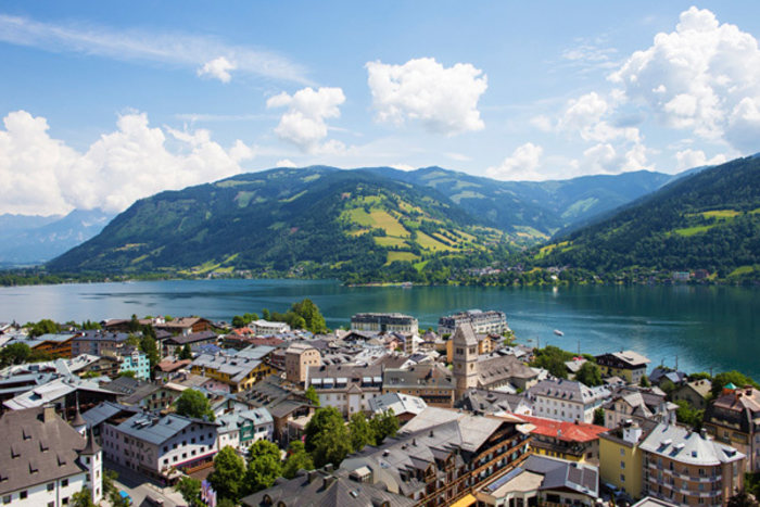 Panoramablick auf die Stadt Zell am See mit dem Zeller See in der Mitte und dem Salzburger Alpenland im Hintergrund