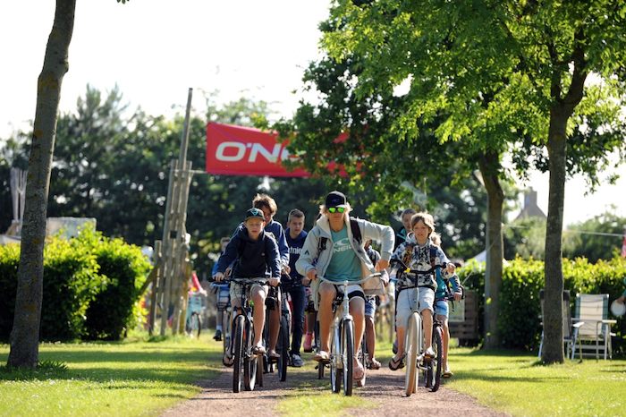 Groep jongens fietst in de zon.