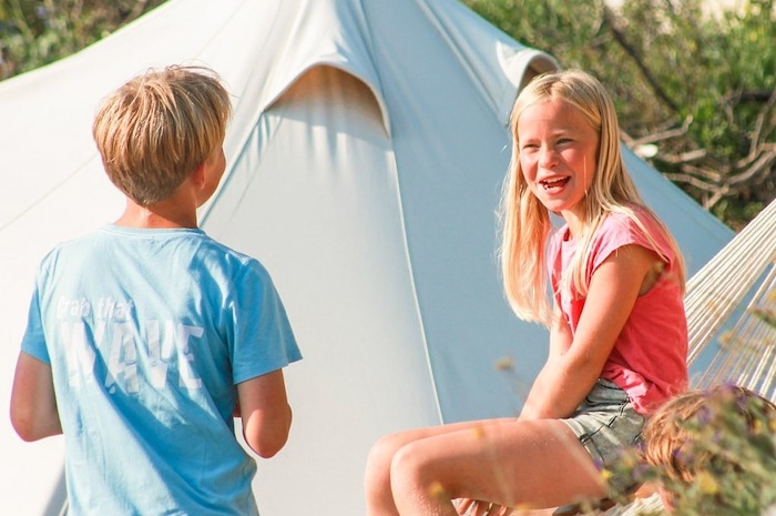 Kinder lachen in der Sonne beim Surfcamp Zandvoort