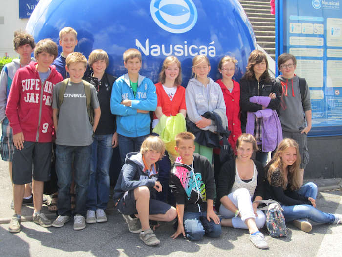 Tieners op reis poseren voor de camera.