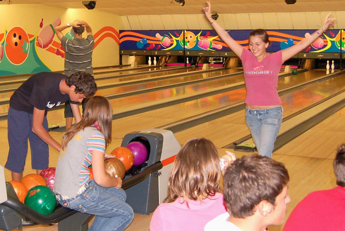Jongeren bowlen op Engels kamp.