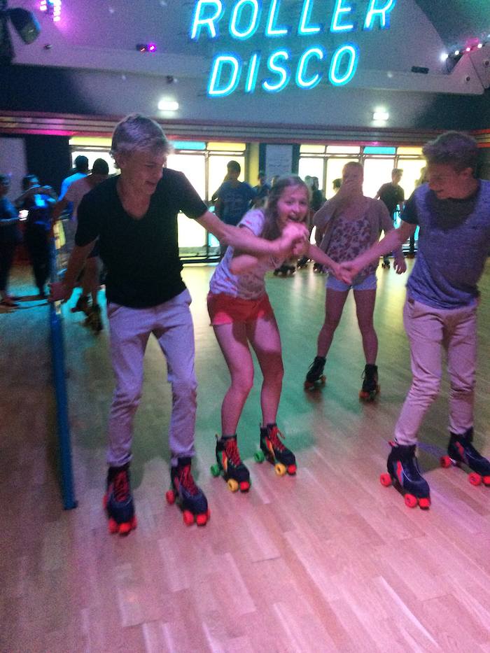 Deelnemers taalkamp Engels rolschaatsen, lachen naar de camera