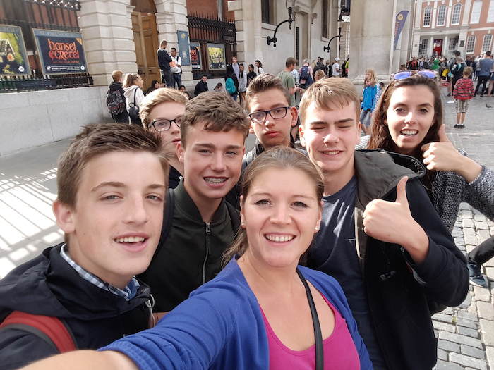 Jongeren maken selfie voor kerk.