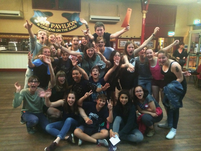 Op zomerkamp Limburg poseren jongeren voor de camera.