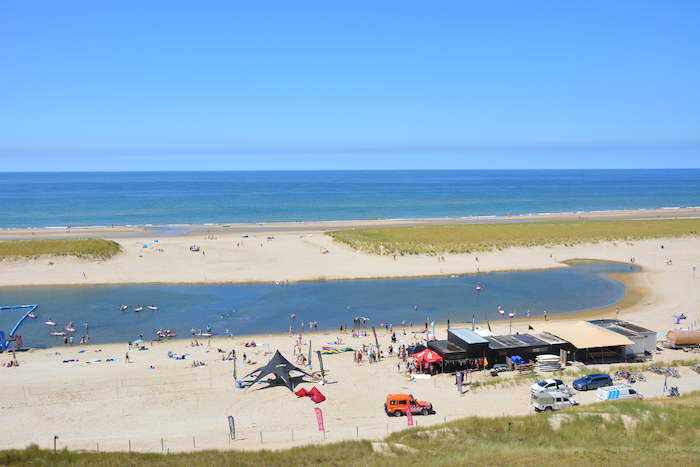 Blik op prachtig strand en mooi blauwe zee.