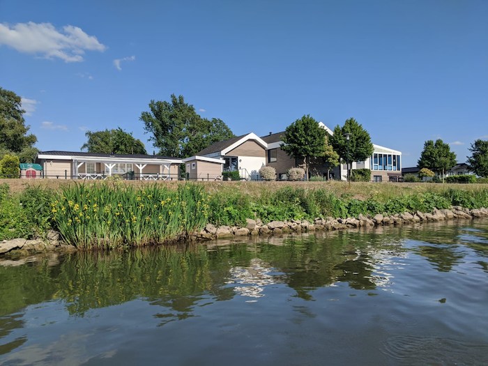 Kinder eines internationalen Feriencamps sind am Fluss