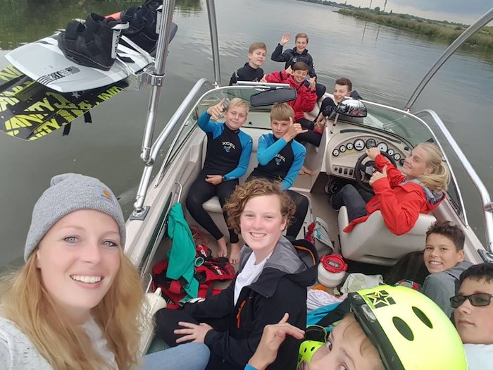 Kinder eines internationalen Feriencamps sind im Boot
