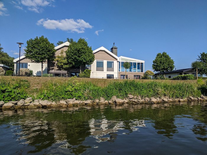 Kinder eines internationalen Feriencamps sind am Fluss
