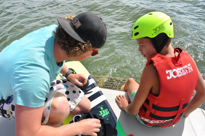 Kinder eines internationalen Feriencamps fahren Board
