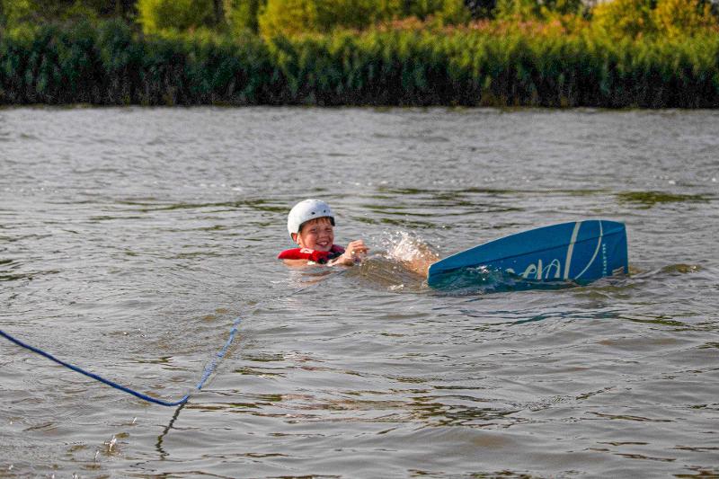 Kinder eines internationalen Feriencamps fallen ins Wasser