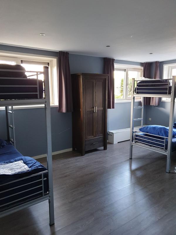 Kinder eines internationalen Feriencamps sitzen im Zimmer