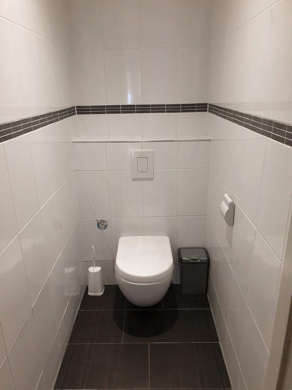Kinder eines internationalen Feriencamps gehen auf die Toilette