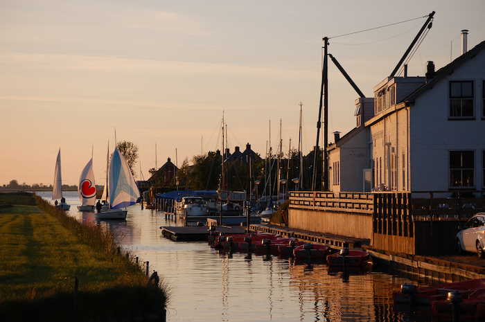 Bei Abenddämmerung glänzt die Wassersport-Anlage des Surfcamps