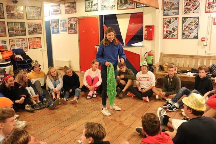 Jongeren spelen groepsspel op zeilkamp