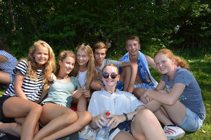 Op zomerkamp Rotterdam poseren tienermeisjes lachend voor de camera.