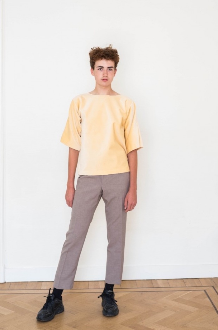 Jongen in zelfgemaakte kleding staart zelfbewust in de camera op creakamp.