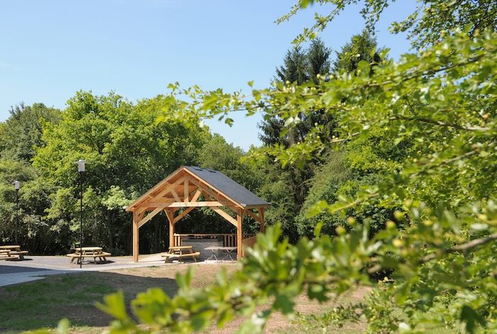 Blik op picknickterrein tijdens zomerkamp Limburg.