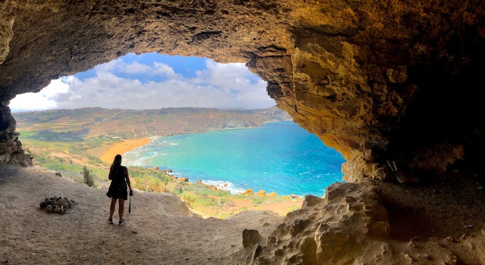 Ausblick bei einer Ferienfreizeit Jugendliche von einer Höhle aufs blaue Meer auf der Schülersprachreise Malta