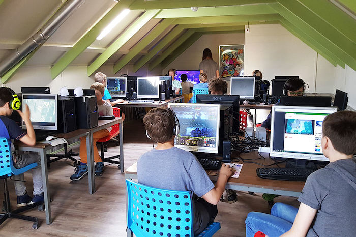 Jeugd zit op zolder en gamet.