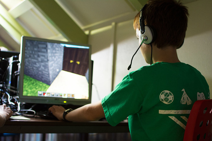 Junge spielt im Mediencamp Minecraft
