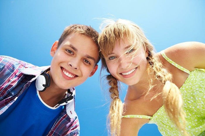Un ragazzo e una ragazza dei soggiorni studio Irlanda si scattano una foto dal basso insieme
