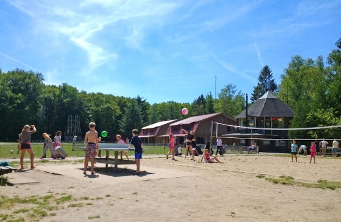 Kinder spielen Geländespiele im Feriencamp in den Niederlanden