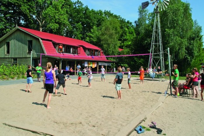 Gruppe spielen Beachvolleyball im Feriencamp in den Niederlanden