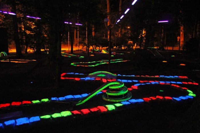 Schwarzlicht Minigolf im Feriencamp in den Niederlanden