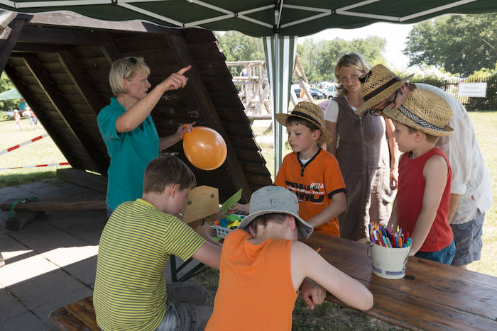 Kinder basteln mit Luftballons im Feriencamp in Sachsen