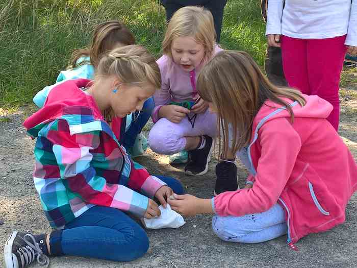 Kinder packen eine kleine Tasche im Feriencamp in Sachsen