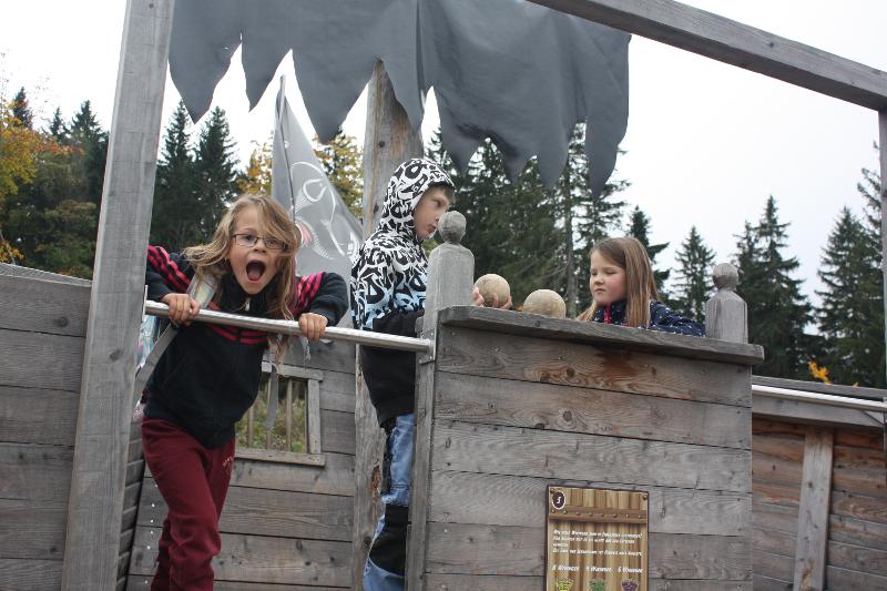 Kinder spielen auf einem Spielplatz während dem Ferienangebot Sachsen