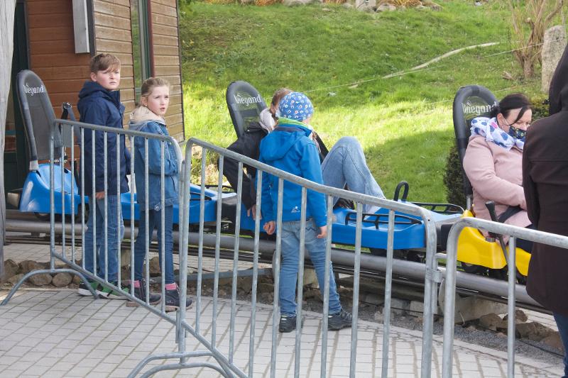 Die Kinder warten darauf, die Sommerrodelbahn im Feriencamp Sachsen zu benutzen