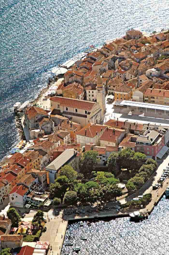 Luftbild von mediterraner Stadt mit Kirche im Zentrum auf der Jugendreise nach Kroatien
