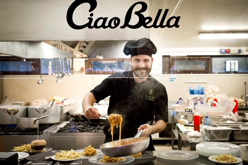Lo chef della vacanza studio Italia cucina i piatti tipici