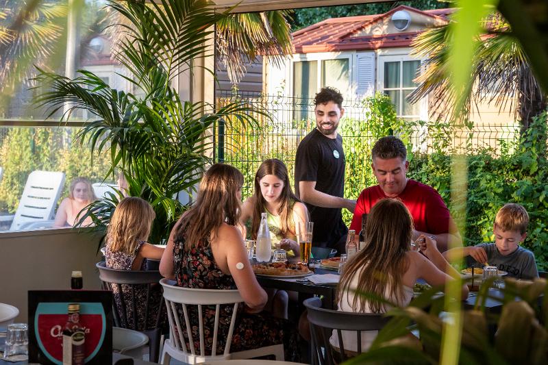 Jugendliche essen in einem Restaurant während ihrer Jugendreise Italien