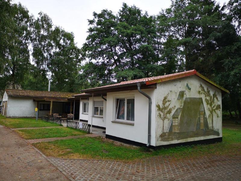 Kinder der Leipzig Herbstferien schlafen in Hütten