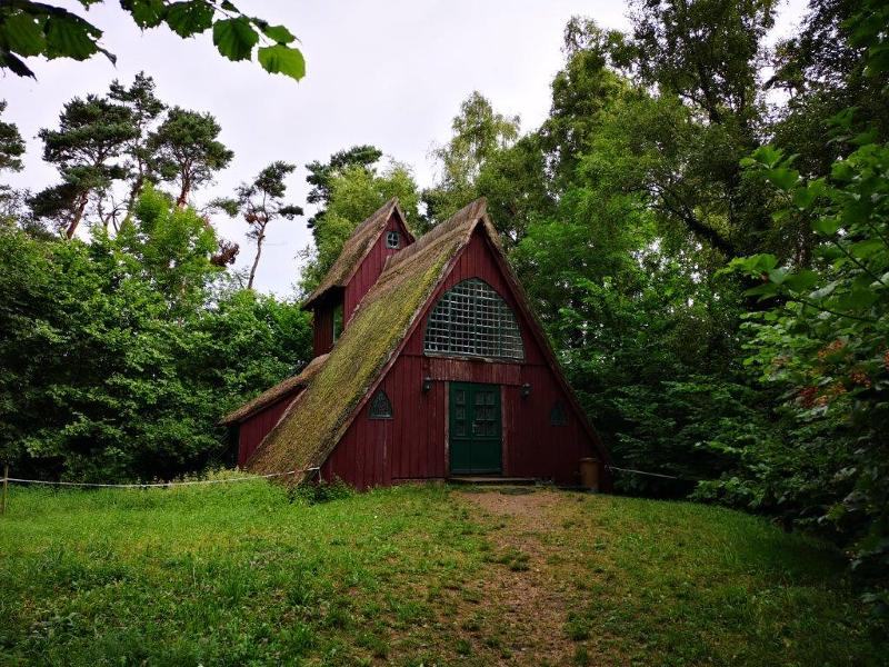 Kinder der Leipzig Herbstferien sind an einem Hexenhaus