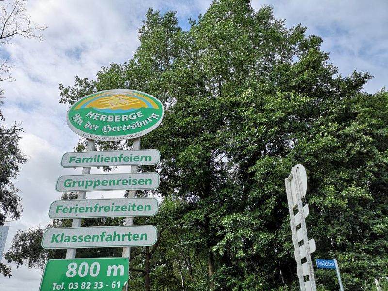 Kinder der Leipzig Herbstferien lesen Schilder