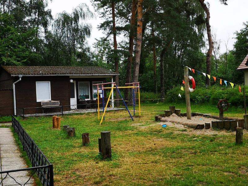 Kinder der Leipzig Herbstferien spielen auf Geräten