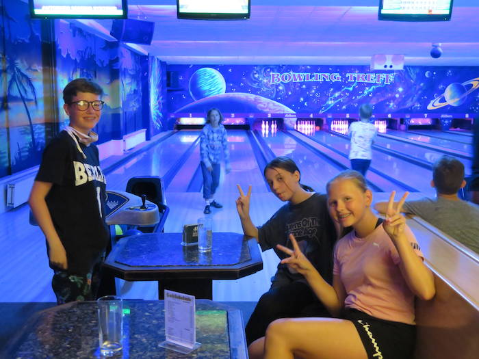 Kinder der Leipzig Herbstferien gehen Bowlen